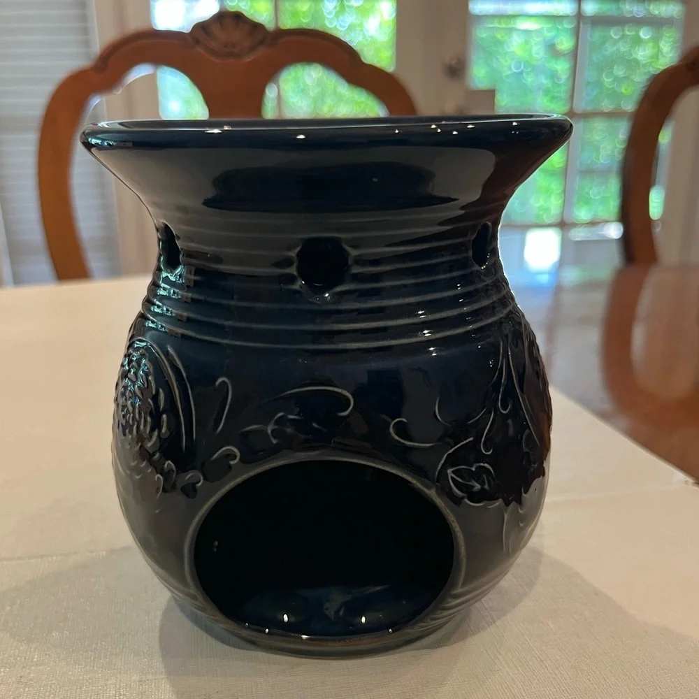 Yankee Candle Dark Navy Blue Chrysanthemum style floral oil warmer.